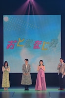 「おとななじみ」スペシャルステージに登壇中の井上瑞稀（中央左）と久間田琳加（中央右）。