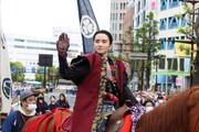 騎馬武者行列に参加した板垣李光人。