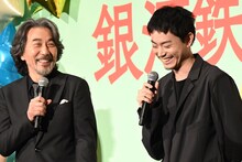 ロケ地グルメを堪能した役所広司（左）らをうらやましがる菅田将暉（右）。