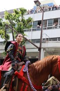騎馬武者行列に参加した板垣李光人。