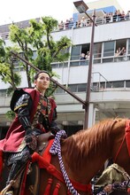 騎馬武者行列に参加した板垣李光人。