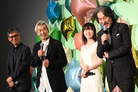 役所広司(右)と田中泯(中央左)が撮影エピソードを語り合う様子。
