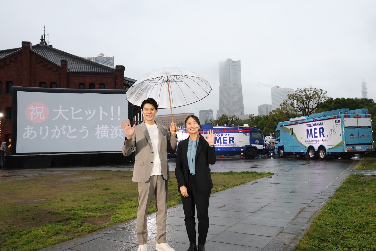 左から鈴木亮平、松木彩。