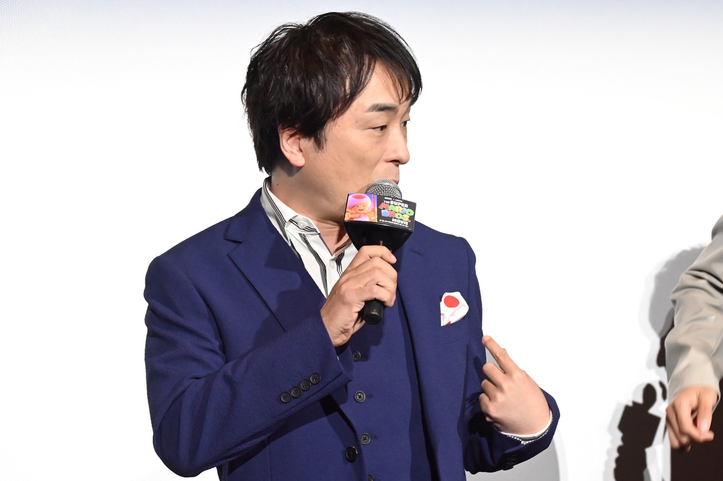 キノピオを意識したポケットチーフを指差す関智一。