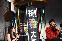 左から西野七瀬、宮野真守。