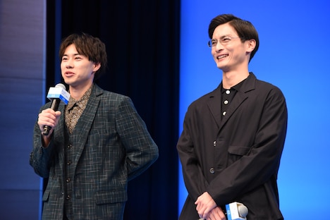 左から戸塚純貴、高良健吾。