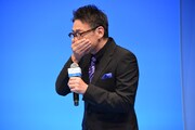 泣いているフリをする生瀬勝久。