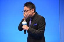 泣いているフリをする生瀬勝久。