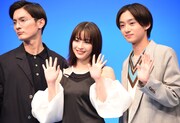「水は海に向かって流れる」完成披露試写会の様子。