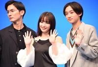 「水は海に向かって流れる」完成披露試写会の様子。