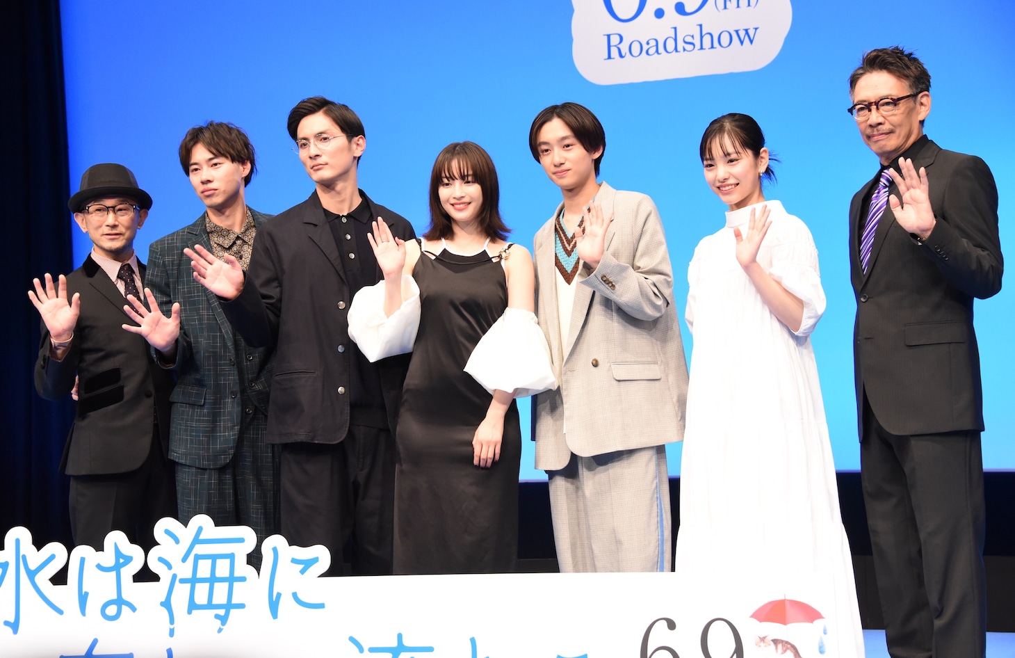 実写映画「水は海に向かって流れる」完成披露試写会の様子。