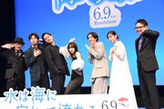 「水は海に向かって流れる」完成披露試写会の様子。