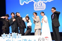 「水は海に向かって流れる」完成披露試写会の様子。