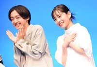 カメラに向かってポーズをする大西利空（左）、當真あみ（右）。