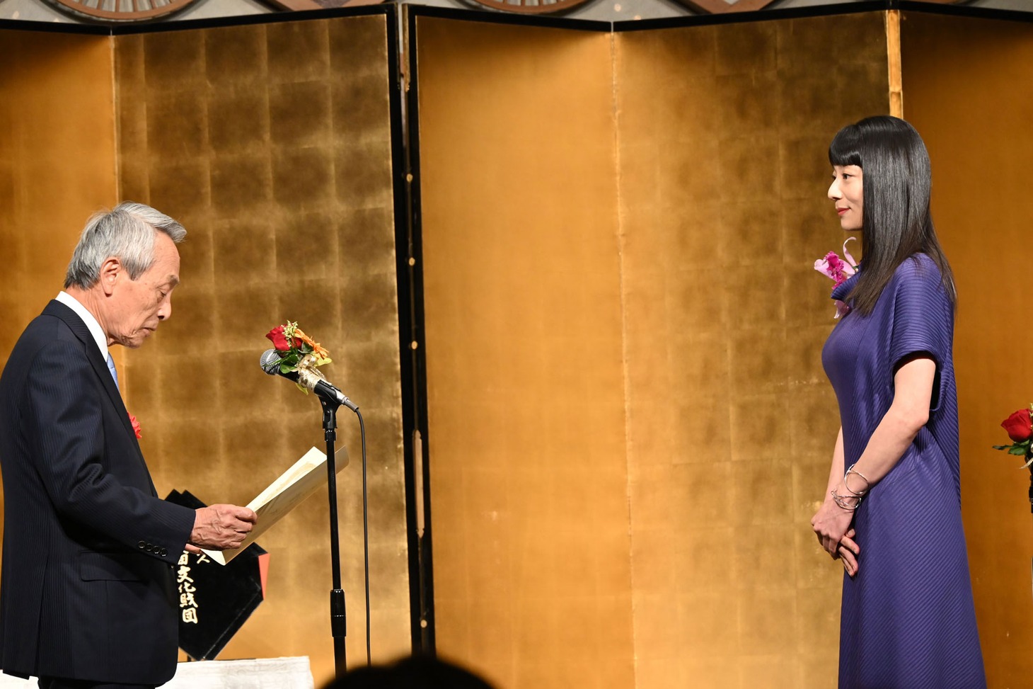 左から井上弘、小池栄子。