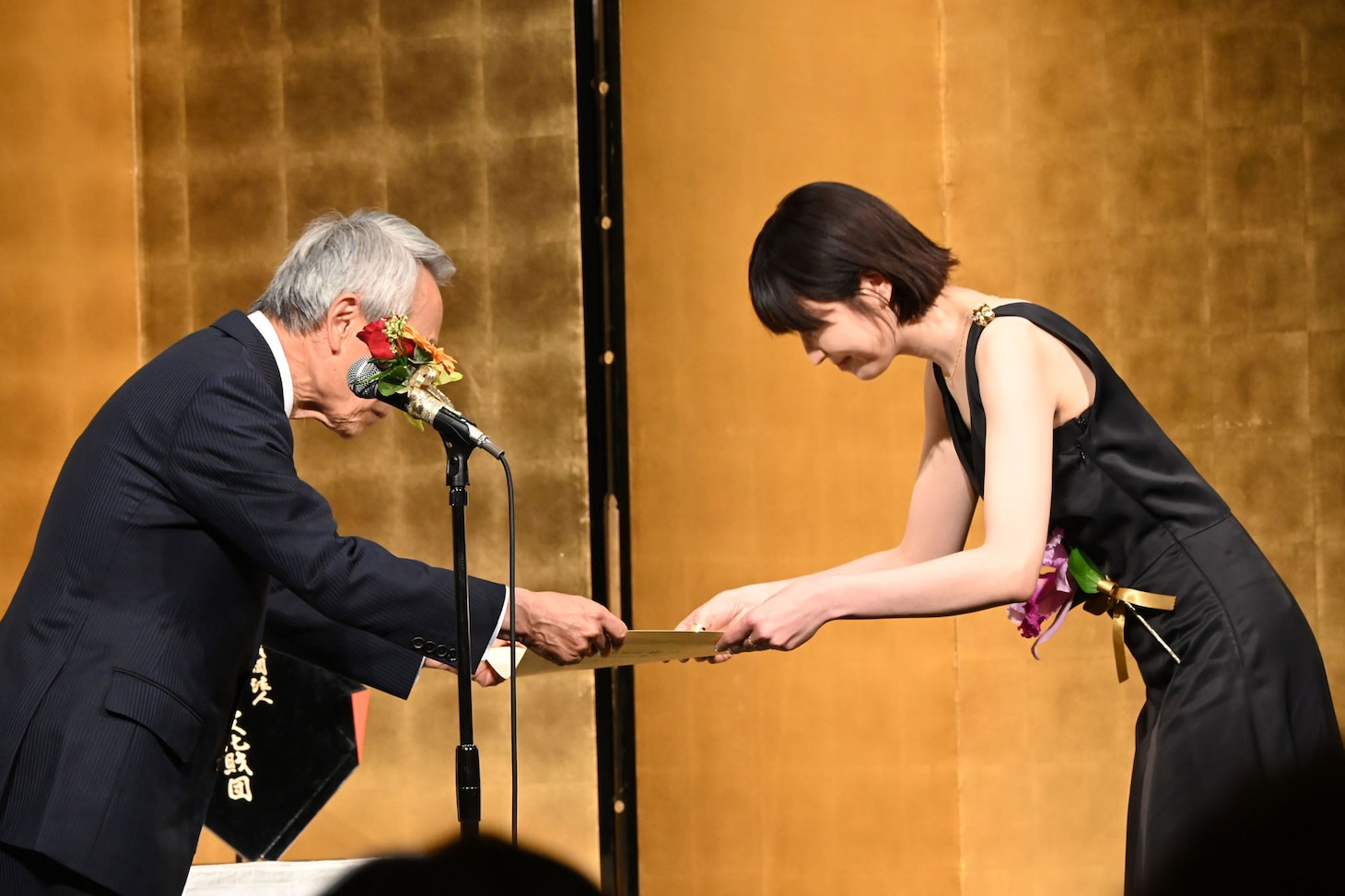 左から井上弘、長澤まさみ。