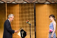 左から井上弘、伊藤沙莉。