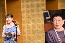 左から伊藤沙莉、橋田壽賀子の写真。