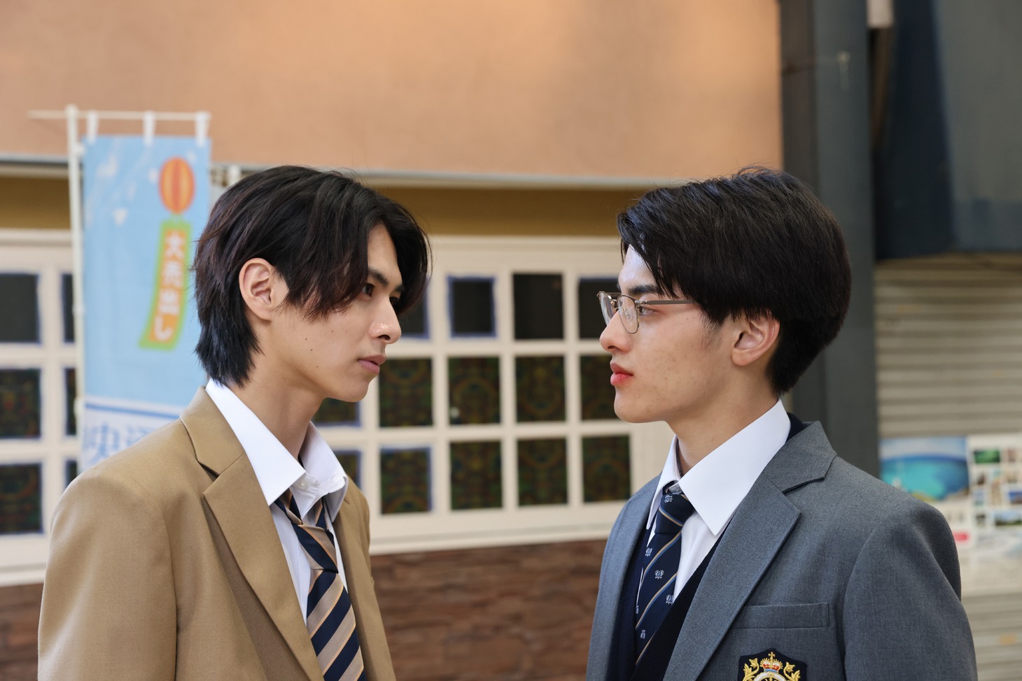 ドラマ「春は短し恋せよ男子。」より、小宮璃央演じる杉山（左）と金指一世演じる志倉刀磨（右）。