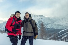 左からシム・リウ、ベア・グリルス。