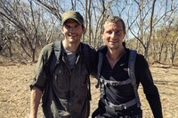 左からアシュトン・カッチャー、ベア・グリルス。