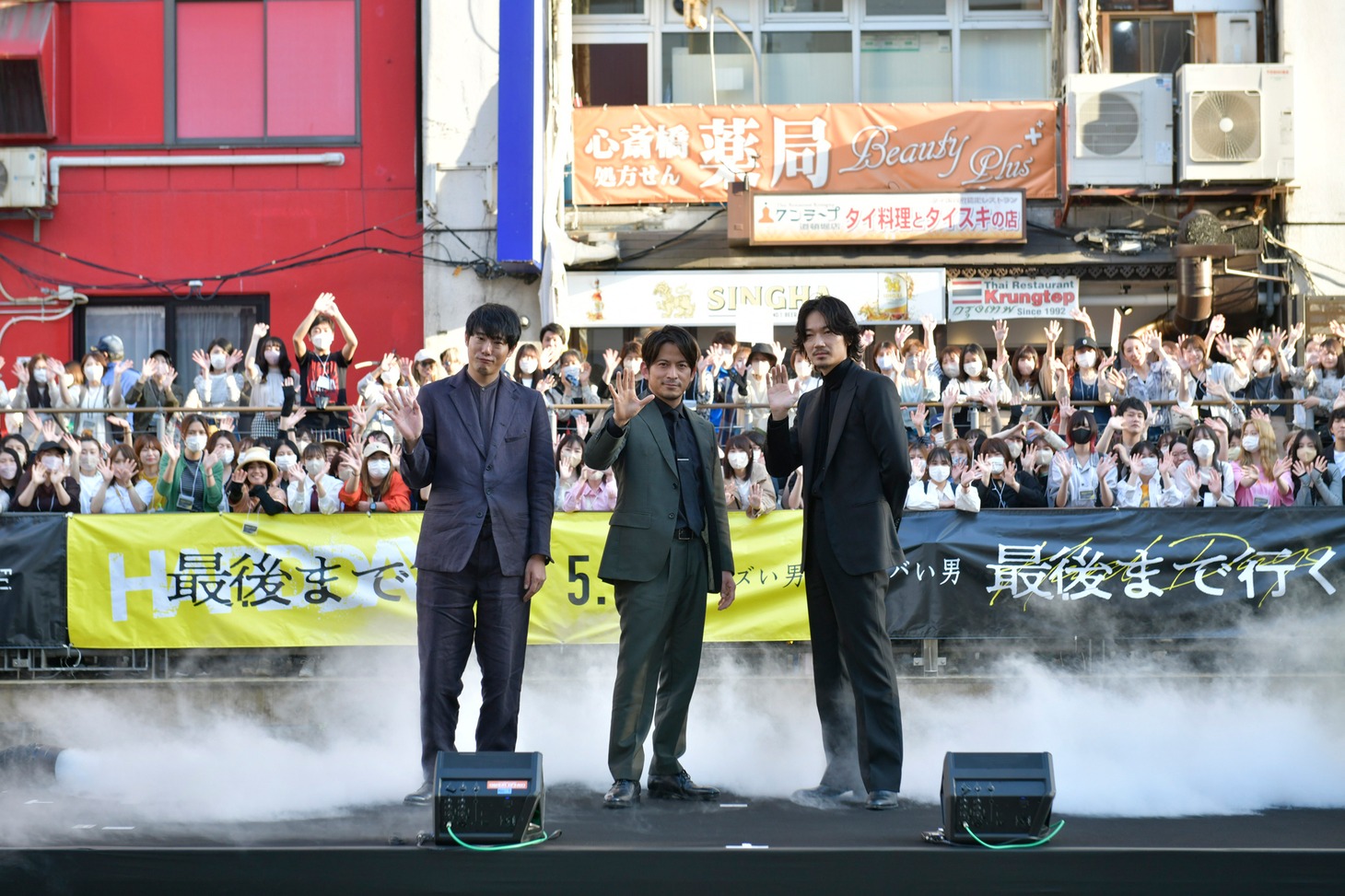 「最後まで行く」“大阪まで行くイベント in 道頓堀”の様子。左から藤井道人、岡田准一、綾野剛。
