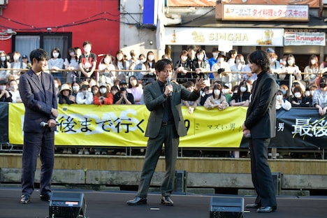 左から藤井道人、岡田准一、綾野剛。