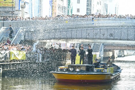 船に乗り、道頓堀に登場した藤井道人（左）、岡田准一（中央）、綾野剛（右）。