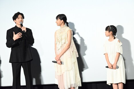 心苦しさを語る生田斗真（左）と、山崎七海（中央）、柚穂（右）。