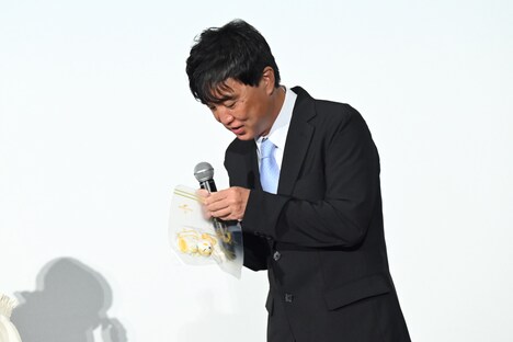 てるてる坊主を取り出す高橋正弥。