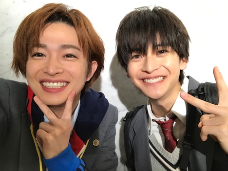 「交換ウソ日記」オフショット。左から曽田陵介、高橋文哉。