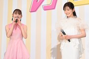 左から浅川梨奈、久間田琳加。