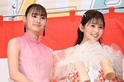 左から浅川梨奈、久間田琳加。