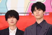 左から井上瑞稀、萩原利久。