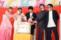 映画「おとななじみ」初日舞台挨拶での鏡開きの様子。