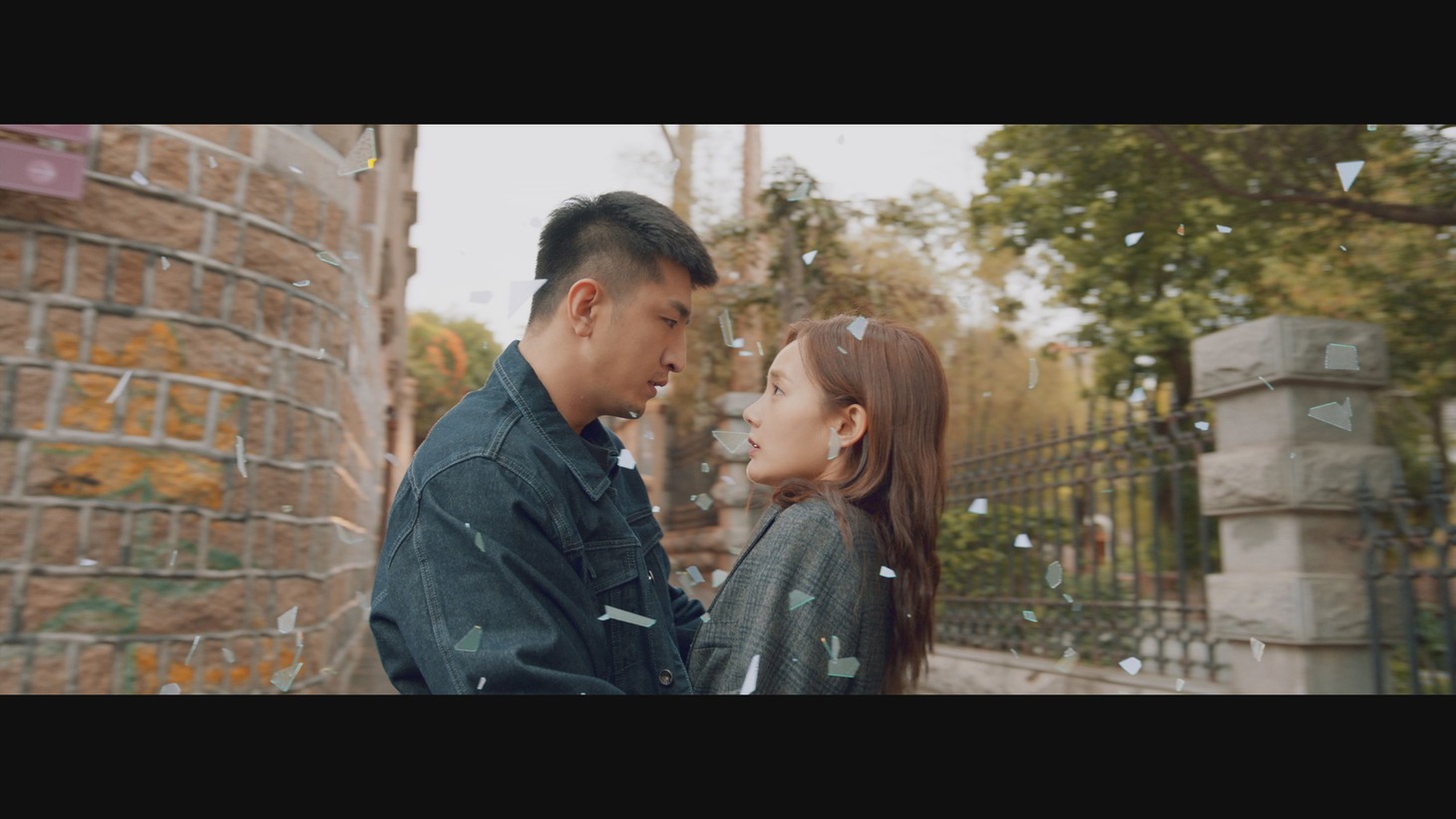 中国ドラマ「月と雲が出逢うとき～My Deepest Dream～」1話より、左からジン・ハン演じるウー・ユー、リー・イートン演じるタン・ジアオ。