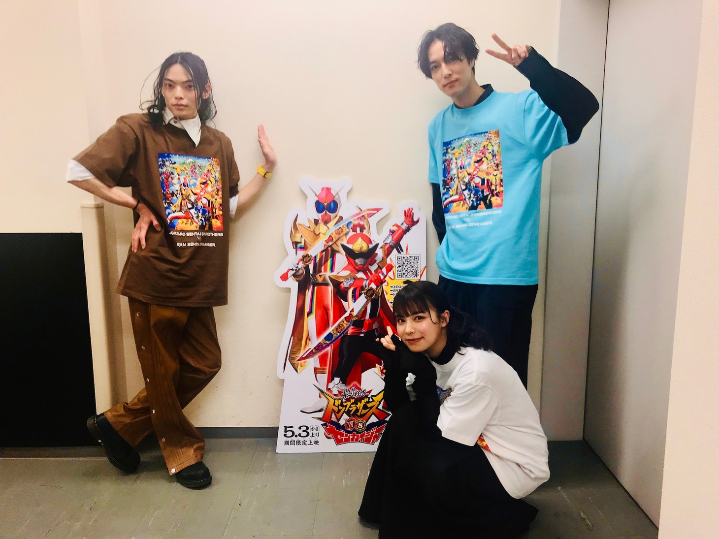 富永勇也（右上）、宮崎あみさ（右下）、タカハシシンノスケ（左）。