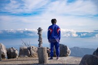 宇宙と交信する日出男。