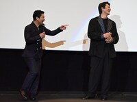 左から三宅弘城、本宮泰風。