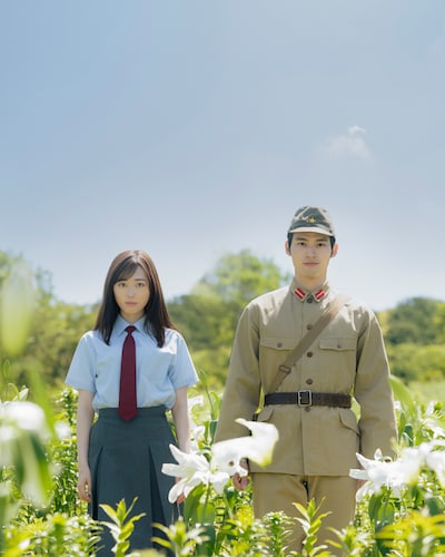 映画「あの花が咲く丘で、君とまた出会えたら。」より、福原遥演じる加納百合（左）と水上恒司演じる佐久間彰（右）。