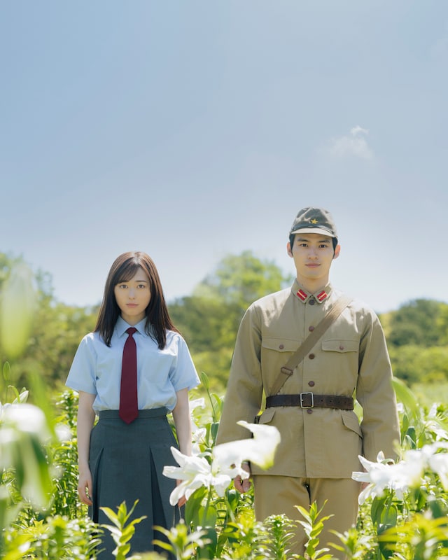 映画「あの花が咲く丘で、君とまた出会えたら。」より、福原遥演じる加納百合（左）と水上恒司演じる佐久間彰（右）。