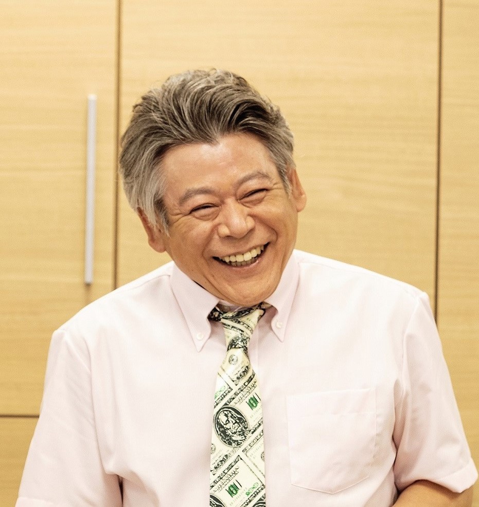 おかやまはじめ演じる海野二郎。