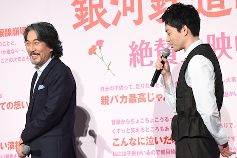 左から役所広司、菅田将暉。