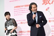左から森七菜、役所広司。
