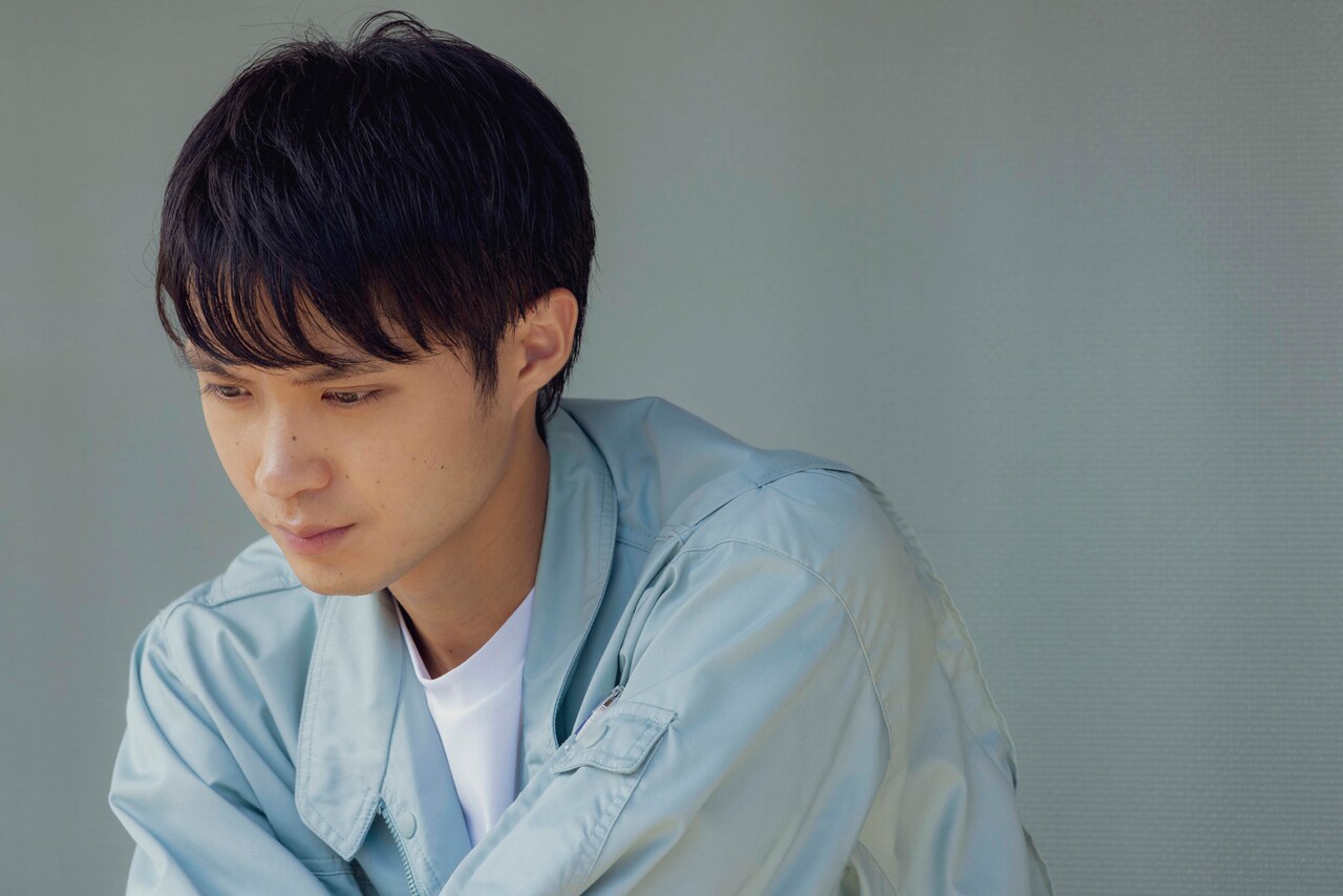 磯村勇斗の思い悩む顔捉えた「渇水」新カット、生田斗真とアイスを食べる姿も