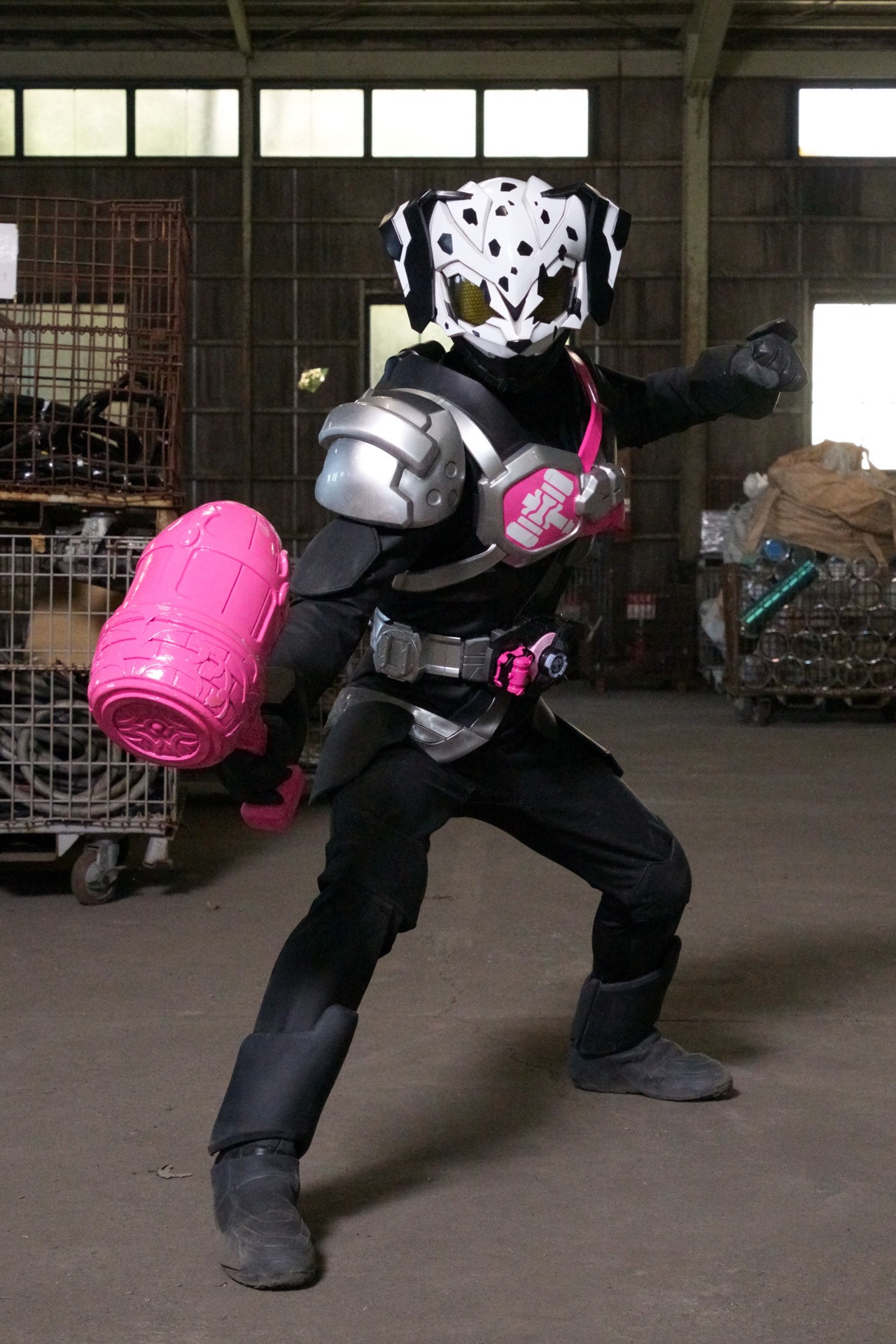 二葉要演じる雨宮ヒロキが変身する仮面ライダーブッチー。
