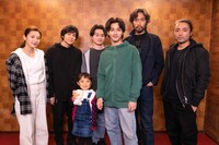 後列左から下京慶子、山下幸輝、森永悠希、阿部進之介、山田孝之。前列左から矢部桃羽、横浜流星。