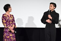 左からキムラ緑子、磯村勇斗。