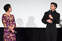 左からキムラ緑子、磯村勇斗。