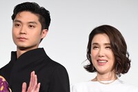 左から磯村勇斗、筒井真理子。